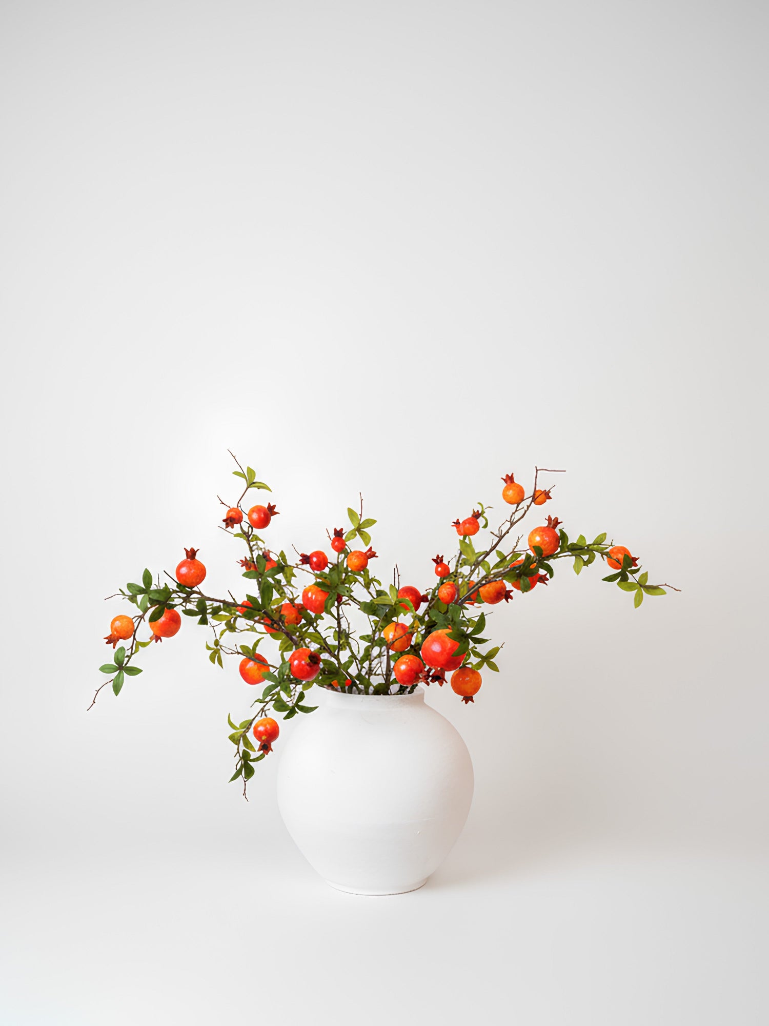 Tallo de granada naranja realista de 35" con 6 hiperbayas 