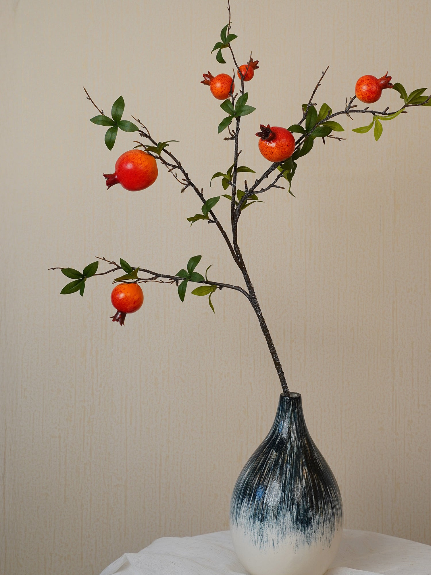 Tallo de granada naranja realista de 35" con 6 hiperbayas 