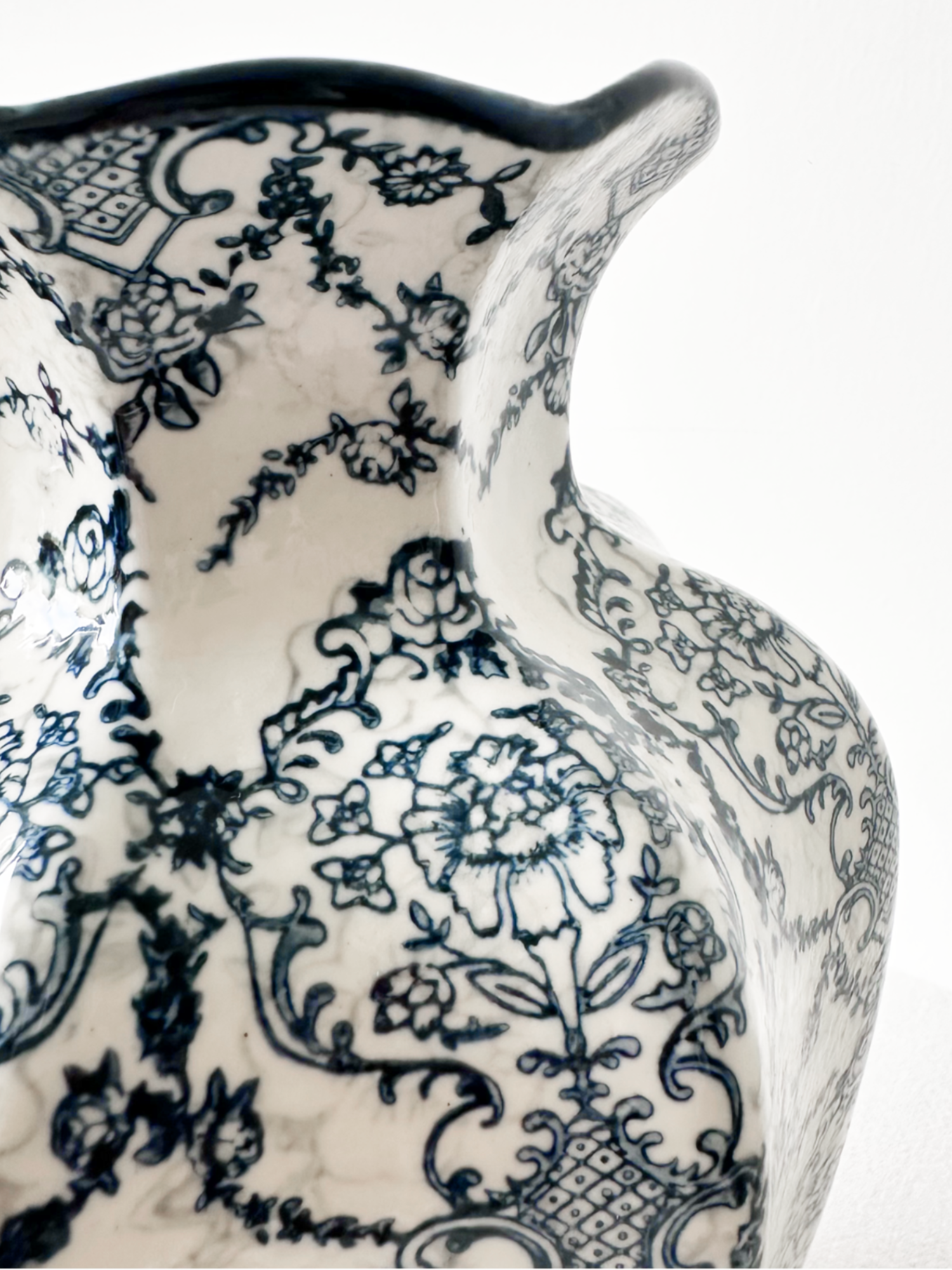 Amaranton™ 9" Blue Chinoiserie Scalloped baluster Vase