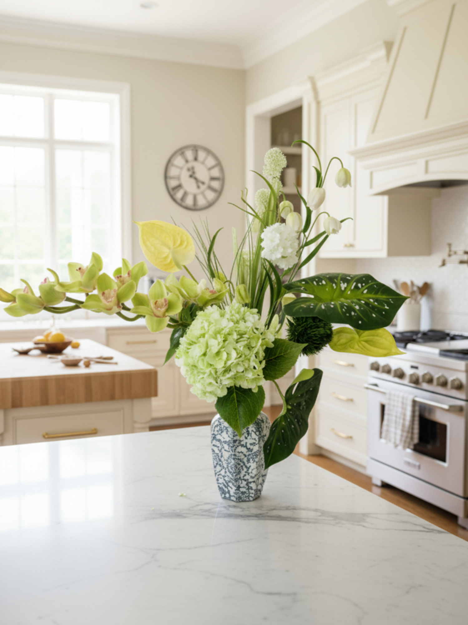 Amaranton™ 9" Blue Chinoiserie Scalloped baluster Vase